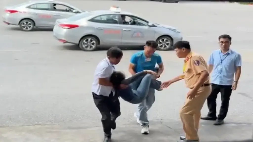 Nữ học viên ngất xỉu sau phần thi sát hạch lái xe