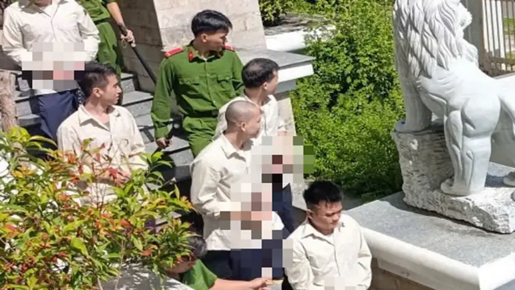 Nữ nhân viên ngân hàng lấy giấy tờ của khách hàng làm giả hồ sơ vay 7 tỉ, nhóm bị cáo hầu tòa