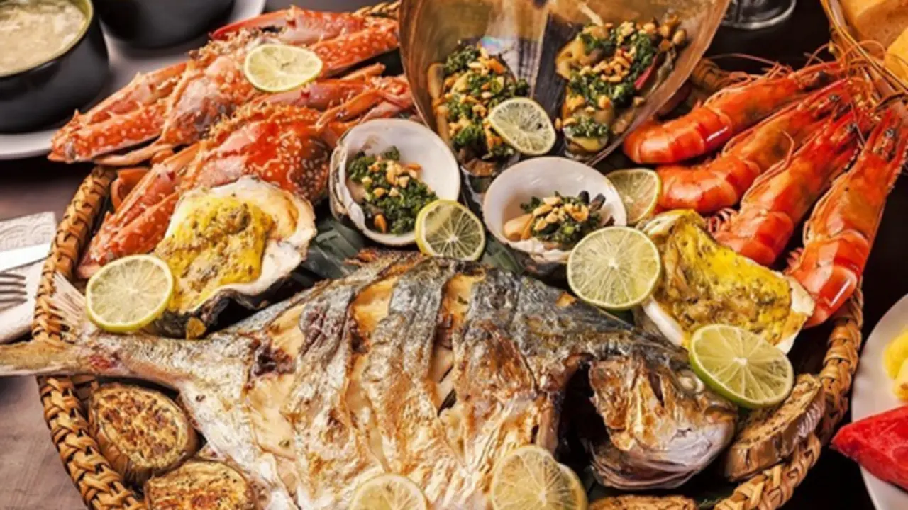 Nữ sinh 15 tuổi nguy kịch sau bữa ăn hải sản, bác sĩ cảnh báo dấu hiệu cần biết