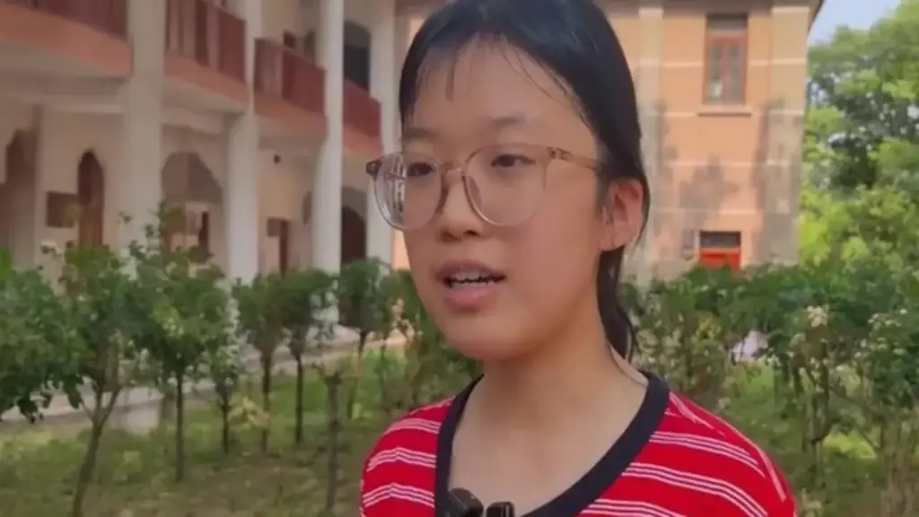 Nữ sinh Trung Quốc gây tranh luận vì chưa từng học thêm vẫn đậu trường danh tiếng