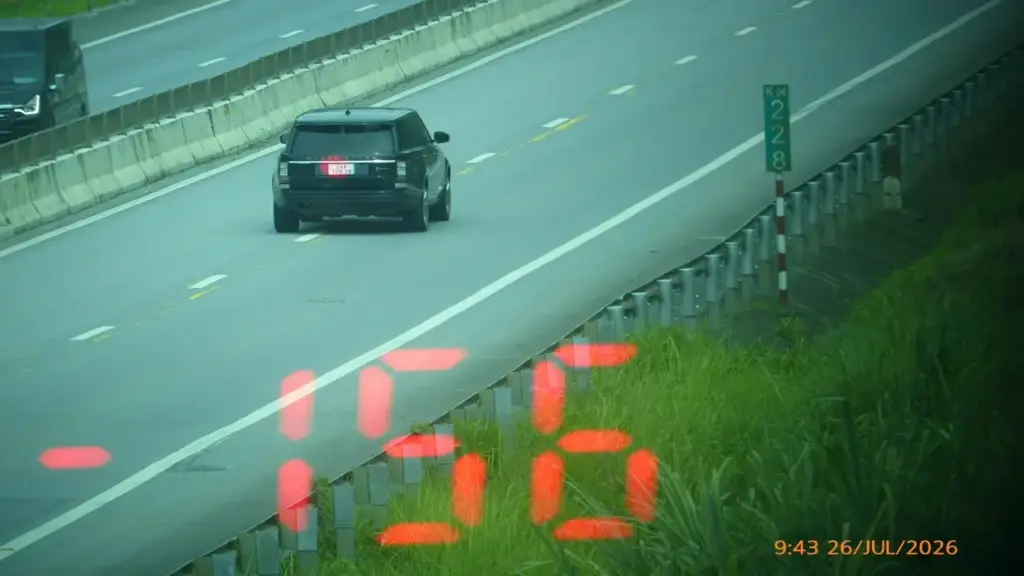Nữ tài xế lái xe Land Rover chạy 156km/h trên cao tốc Nội Bài - Lào Cai