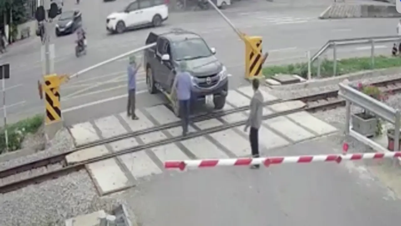 Nữ tài xế vượt đèn đỏ đường sắt bị xử phạt 19 triệu đồng