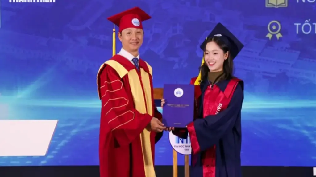 Nữ thủ khoa: 'Một nửa tấm bằng này là của ngoại'