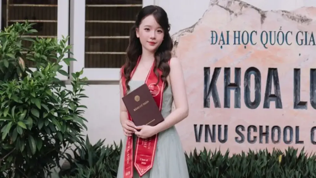 Nữ thủ khoa xinh đẹp và cách học trước lượng kiến thức 'khổng lồ'