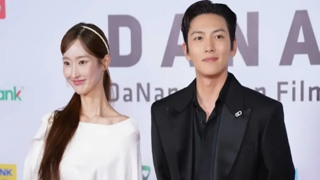 Nữ TikToker sải bước cùng Ji Chang Wook tại DANAFF là ai?