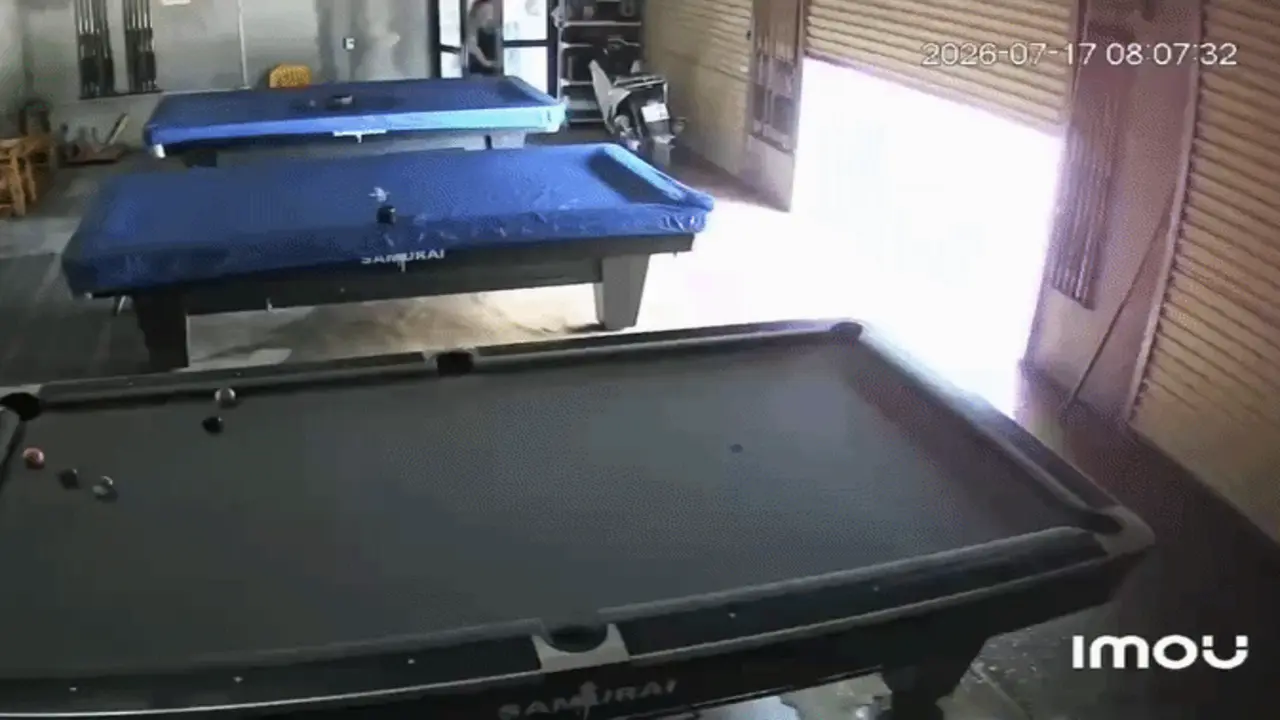 Nước lũ giật tung cửa, cuốn phăng xe máy trăm triệu ở Lai Châu trong 1 phút