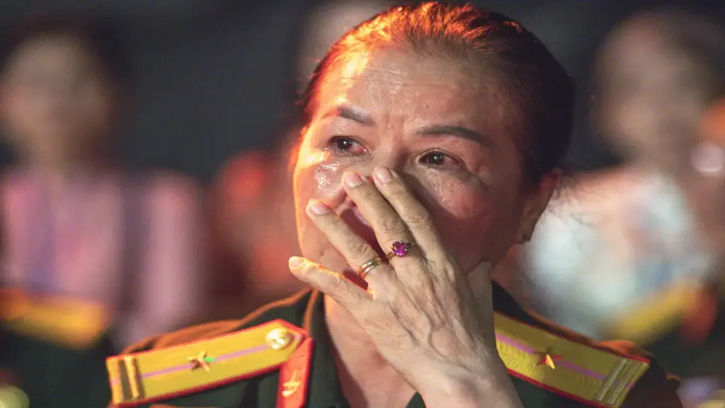 Nước mắt trong đêm tưởng niệm liệt sĩ ở công viên Lê Thị Riêng