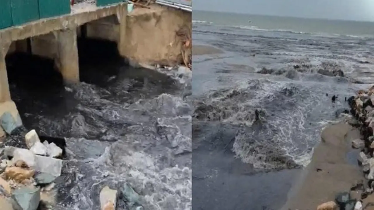 Nước màu đen chảy ra biển Sầm Sơn khi du khách đang tắm