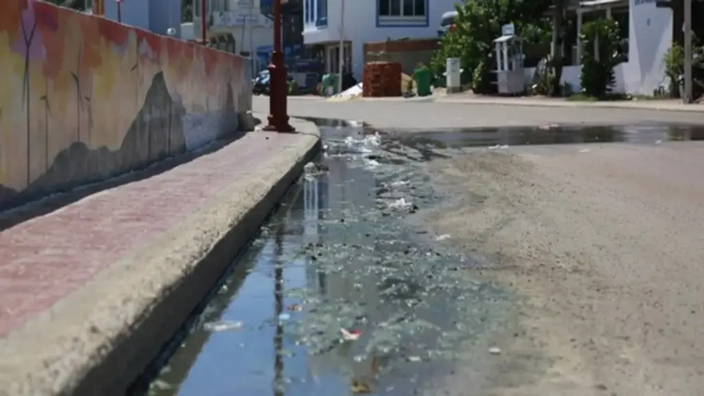 Nước thải tràn ra biển bốc mùi, người dân kêu cứu