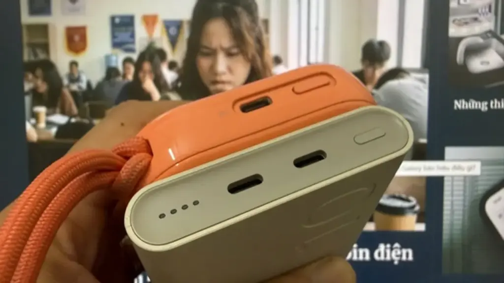 Nút bấm trên sạc dự phòng có tác dụng gì?