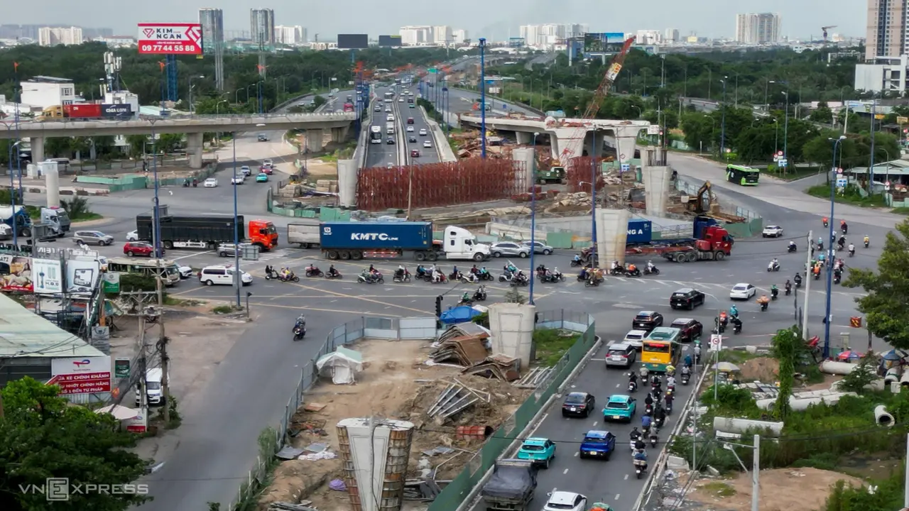 Nút giao lớn nhất TP HCM bộn bề bêtông, cốt thép sau hai lần trễ hẹn