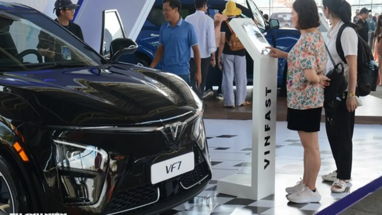 Ô tô điện tại Việt Nam rầm rộ ưu đãi, điều chỉnh giá bán