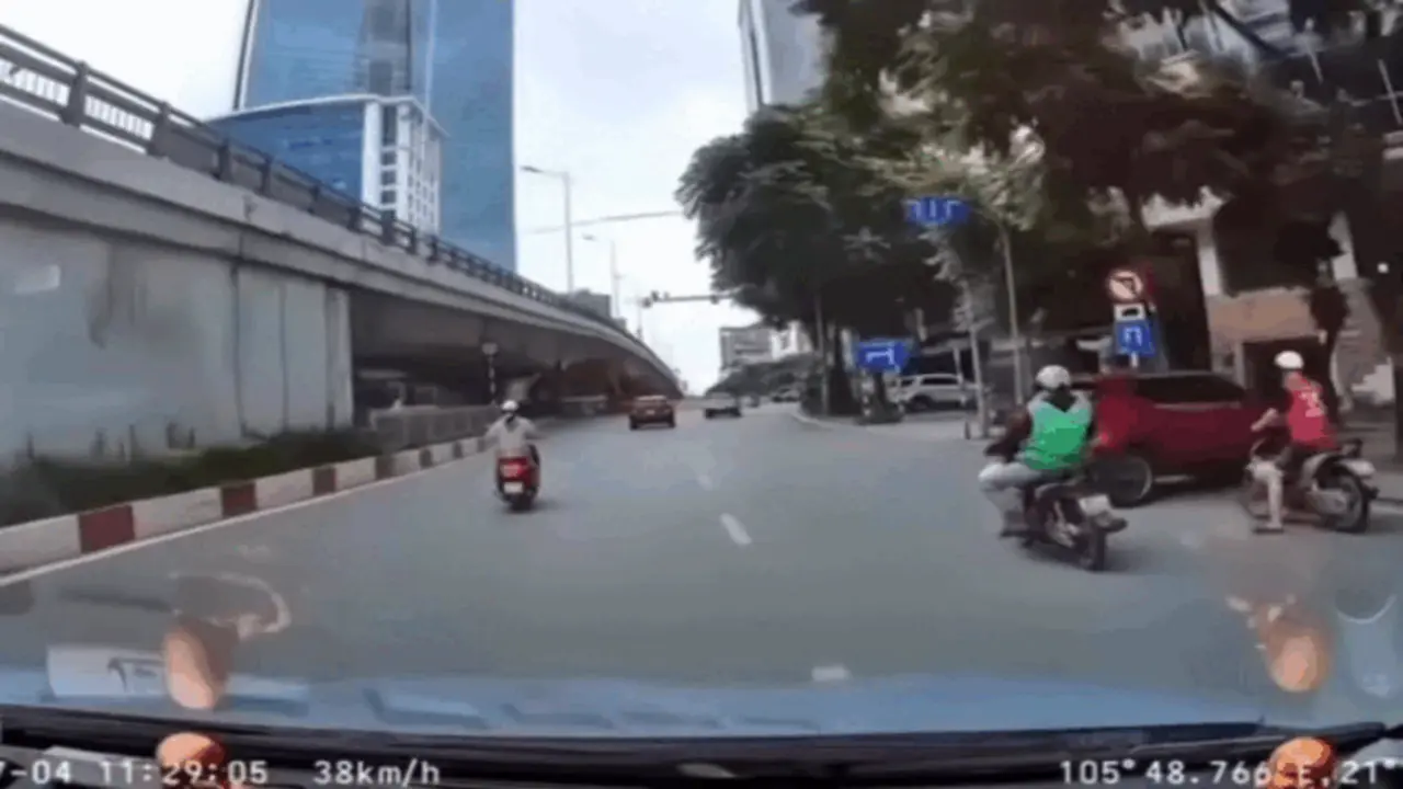 Ô tô lùi bất cẩn, gây họa cho người đi xe máy và một ô tô khác
