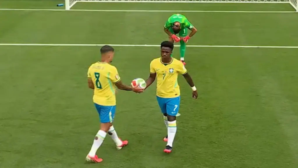 Ông Ancelotti giải thích lý do Vinicius phải 'nhường' quyền đá phạt đền