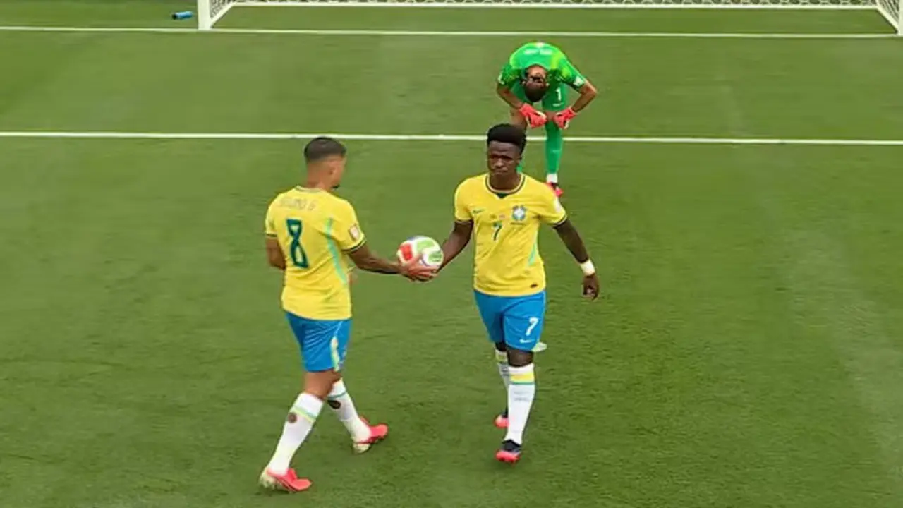 Ông Ancelotti giải thích lý do Vinicius phải 'nhường' quyền đá phạt đền