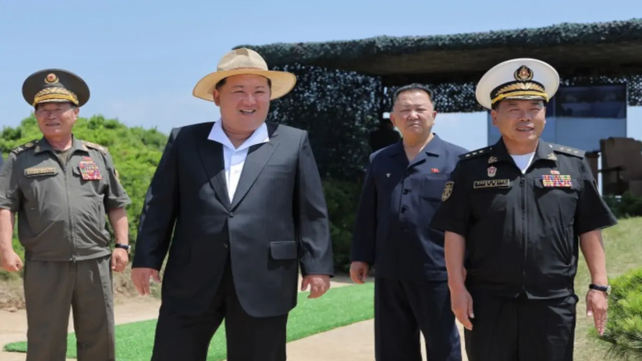 Ông Kim Jong Un giám sát thử nghiệm vũ khí trên tàu khu trục 5.000 tấn