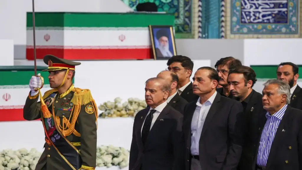 Ông Medvedev viếng linh cữu cố Lãnh tụ tối cao Iran Ali Khamenei tại Tehran