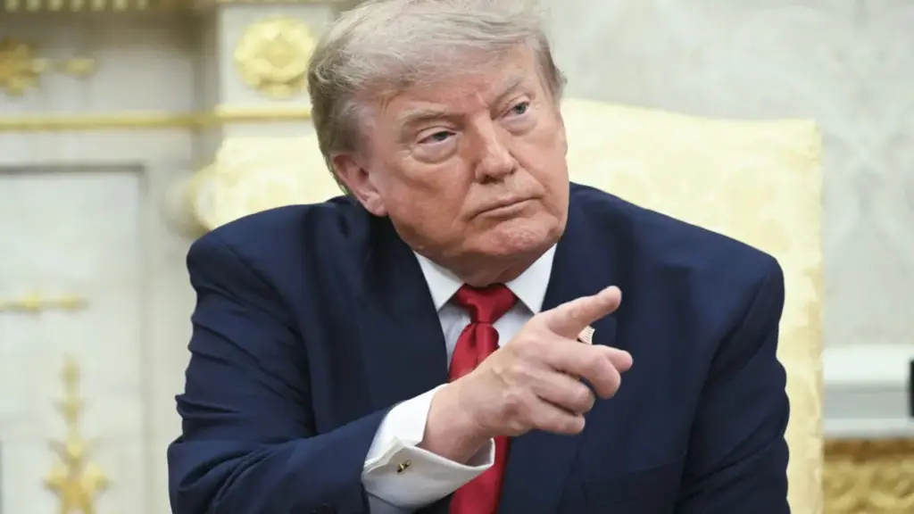 Ông Trump dọa tăng thuế Canada vì khói cháy rừng tràn sang Mỹ