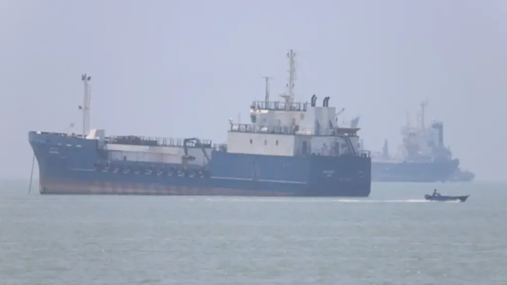 Ông Trump muốn thu phí 20% hàng hóa qua eo Hormuz, Iran đáp trả