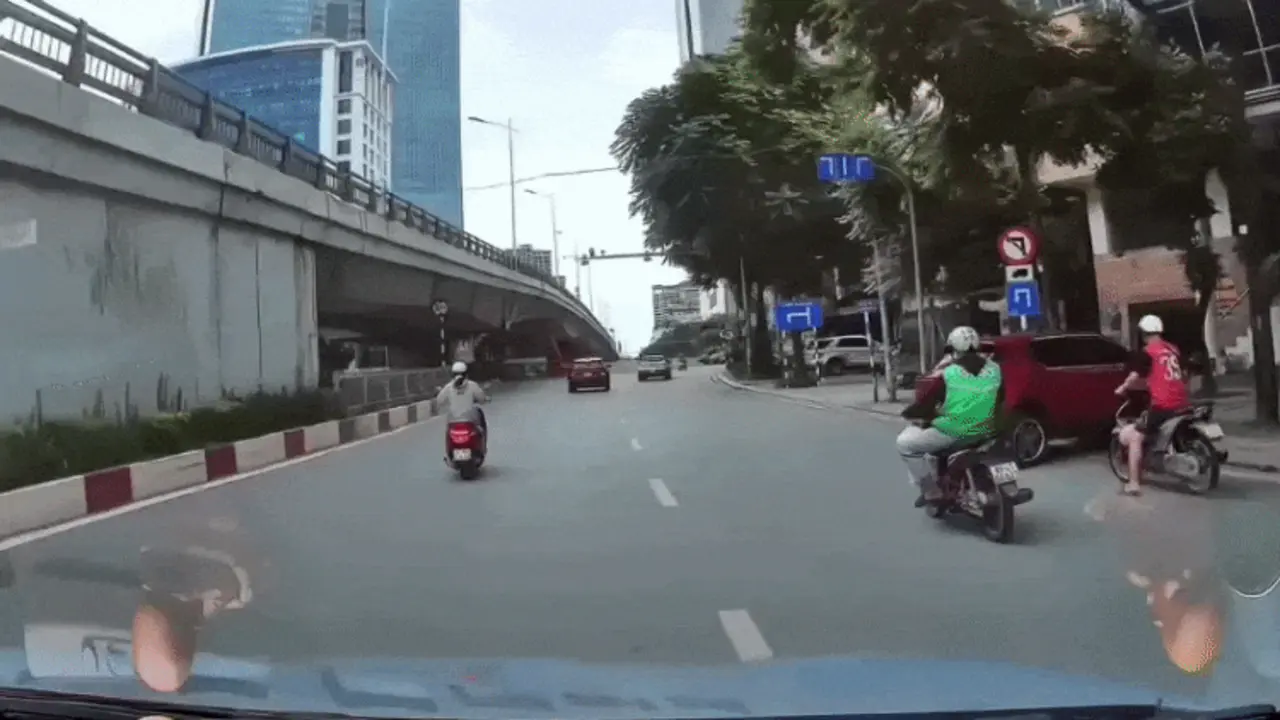 Ôtô lùi xuống đường tông văng xe máy và ôtô khác