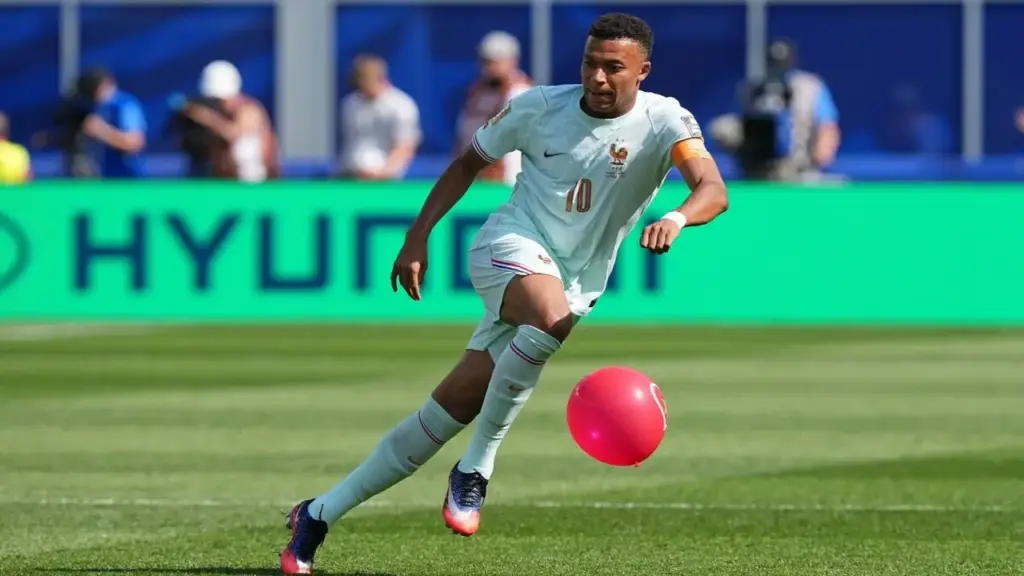 Pháp 0-0 Morocco (H1): Dembele đánh đầu chệch cột