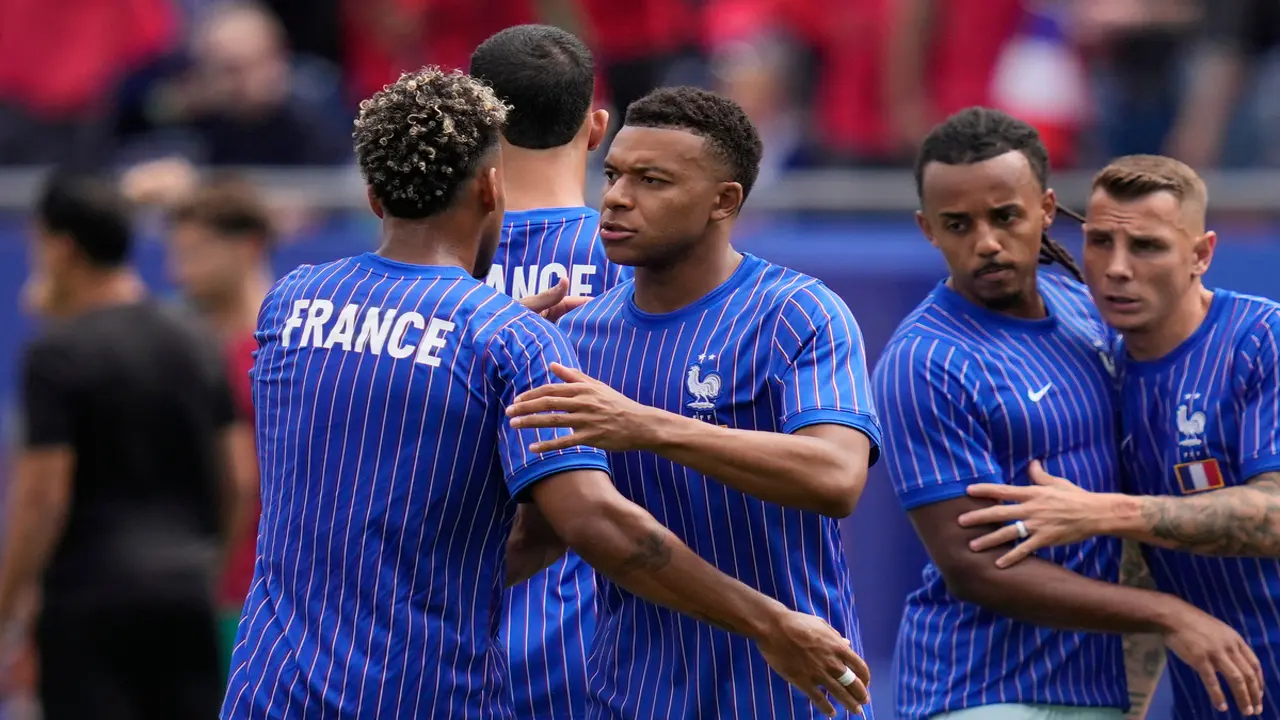 Pháp 0-0 Morocco (H1): Mbappe, Dembele đá chính