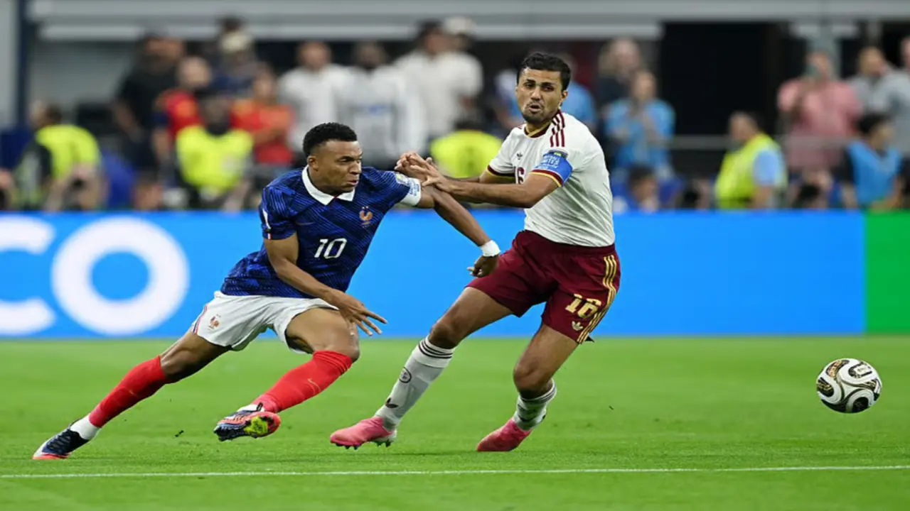 Pháp 0-0 Tây Ban Nha (H1): Sân lắp rèm chắn nắng