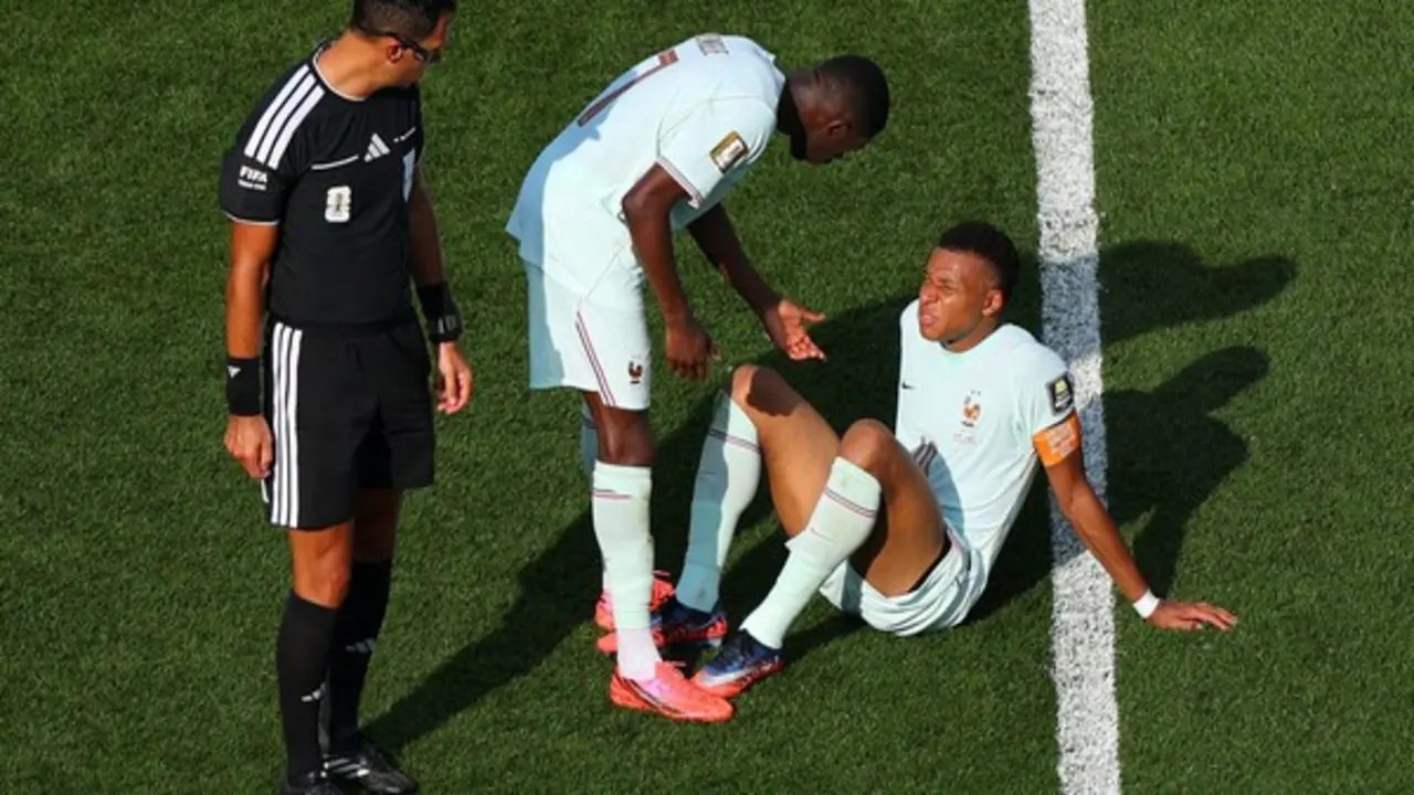 Pháp nín thở khi Mbappe tập tễnh rời sân: 'Không sao, tôi ổn'