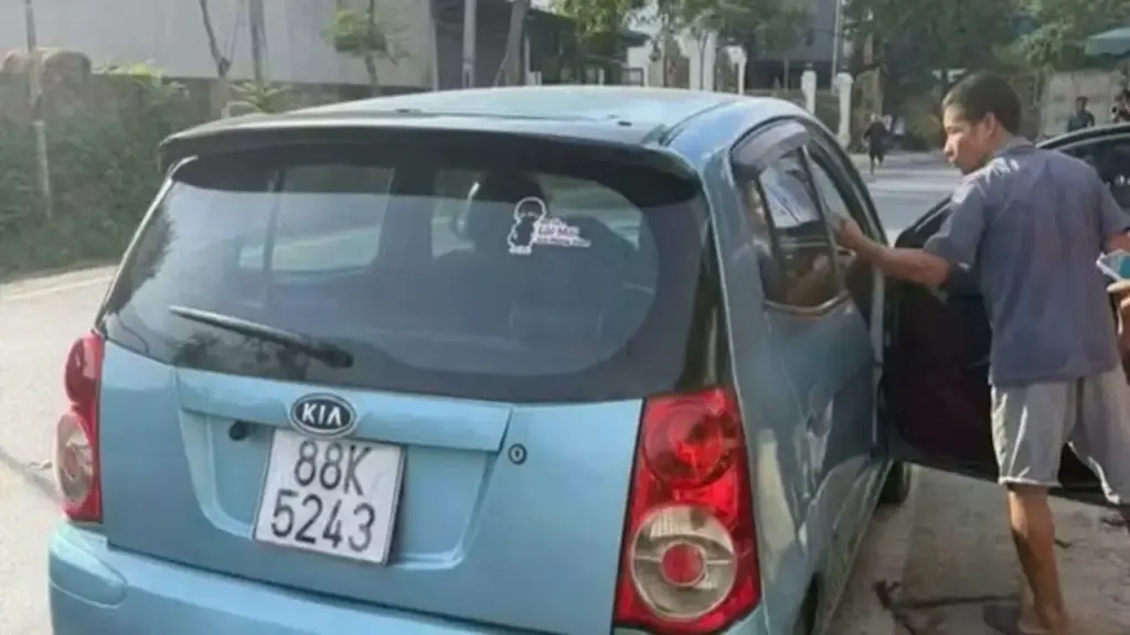 Phát hiện 3 người đàn ông tử vong trong 2 xe ô tô đỗ ven đường