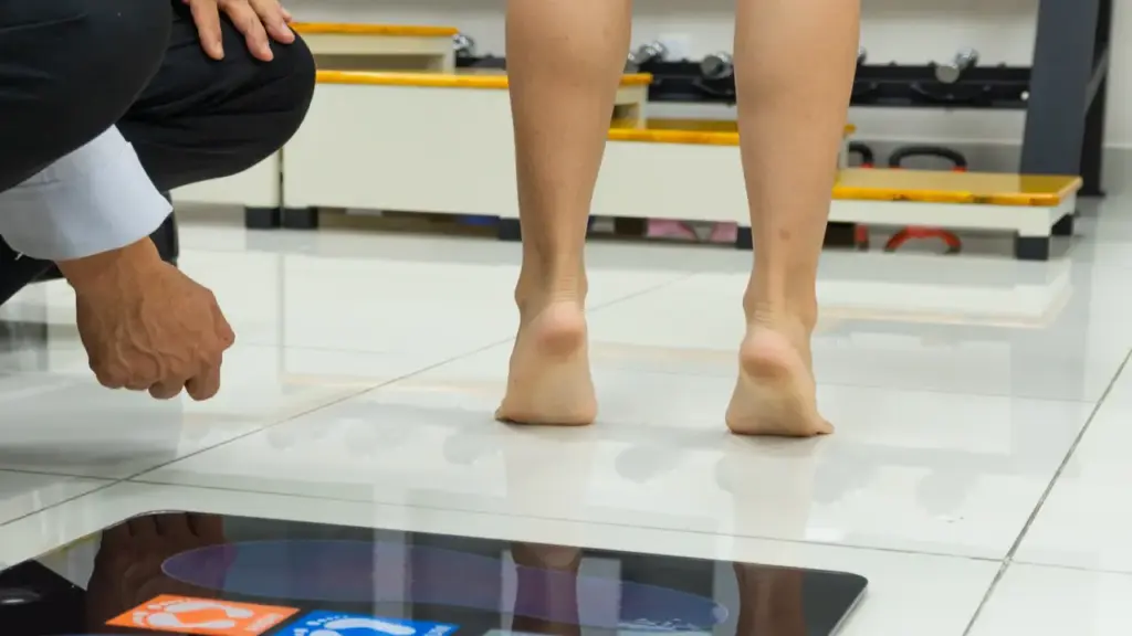 Phát hiện trẻ có bàn chân bẹt, phụ huynh không nên quá lo lắng