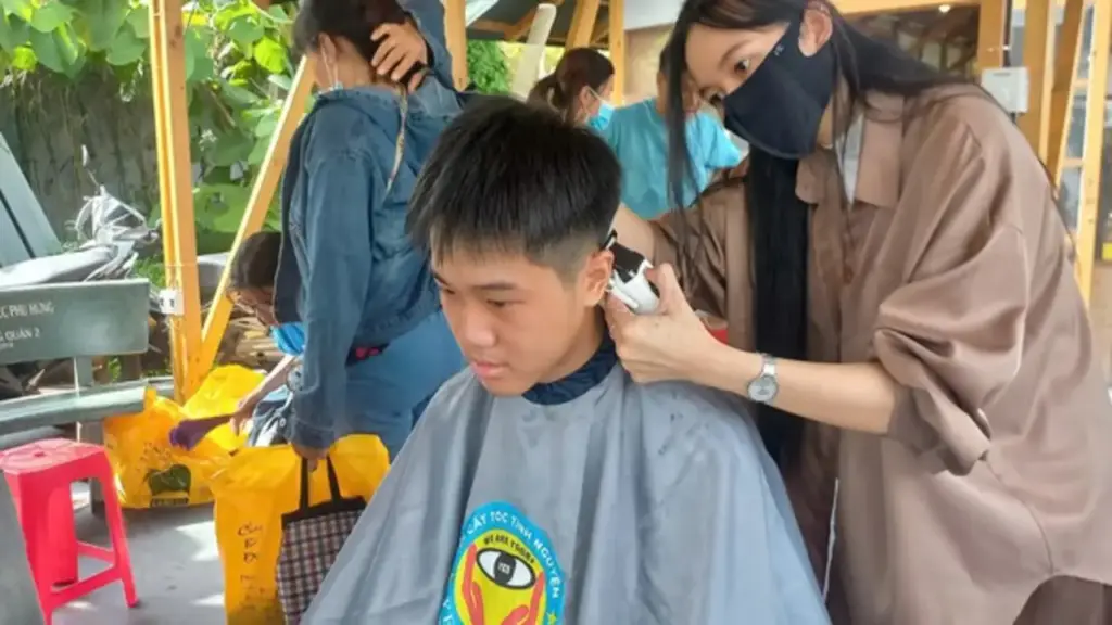 Phiên chợ bình ổn giá có gì mà thu hút nhiều thanh niên công nhân?