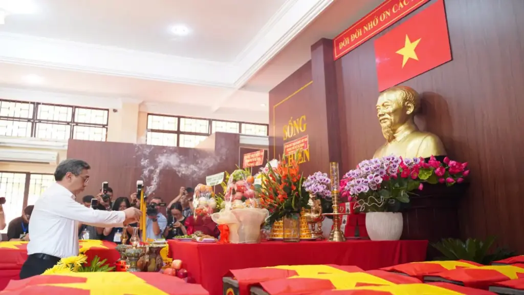 Phó Bí thư Thành ủy Nguyễn Phước Lộc dâng hương liệt sĩ và động viên lực lượng tìm kiếm tại công viên Lê Thị Riêng