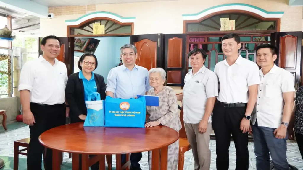 Phó bí thư Thành ủy TP.HCM Nguyễn Phước Lộc thăm, chúc thọ Mẹ Việt Nam anh hùng