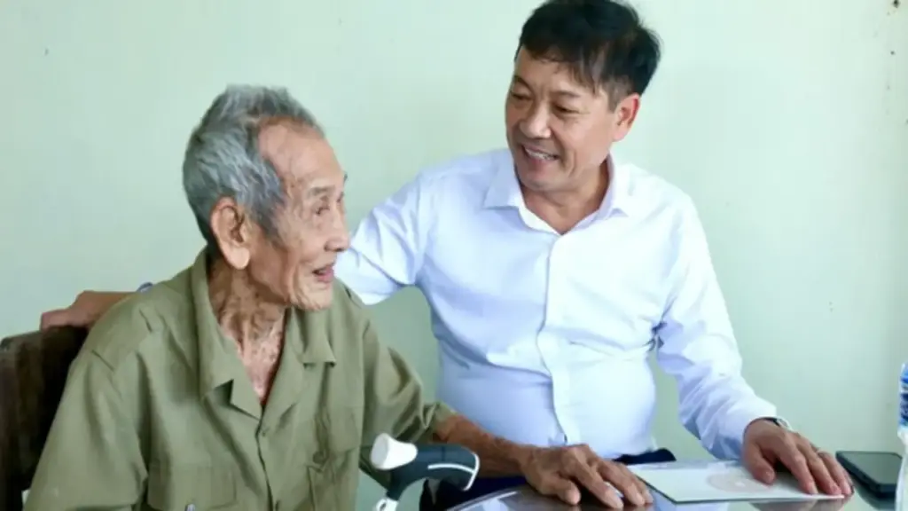 Phó Chủ tịch Thường trực UBND tỉnh Lâm Đồng thăm, tặng quà gia đình người có công