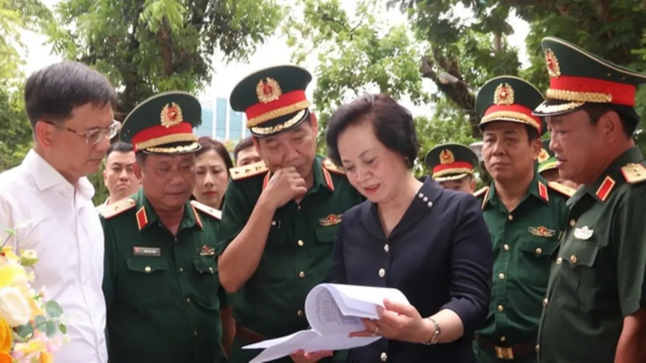 Phó thủ tướng kiểm tra công tác chuẩn bị tìm kiếm hài cốt liệt sĩ tại công viên Lê Thị Riêng