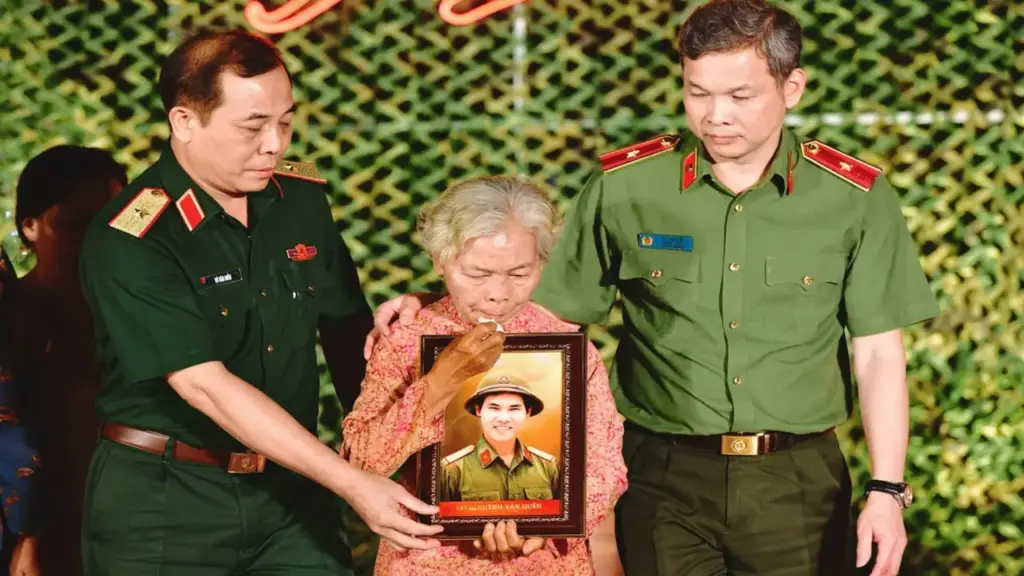 Phút nghẹn ngào khi liệt sĩ Huỳnh Văn Quên đã có ảnh thờ sau hàng chục năm mong mỏi