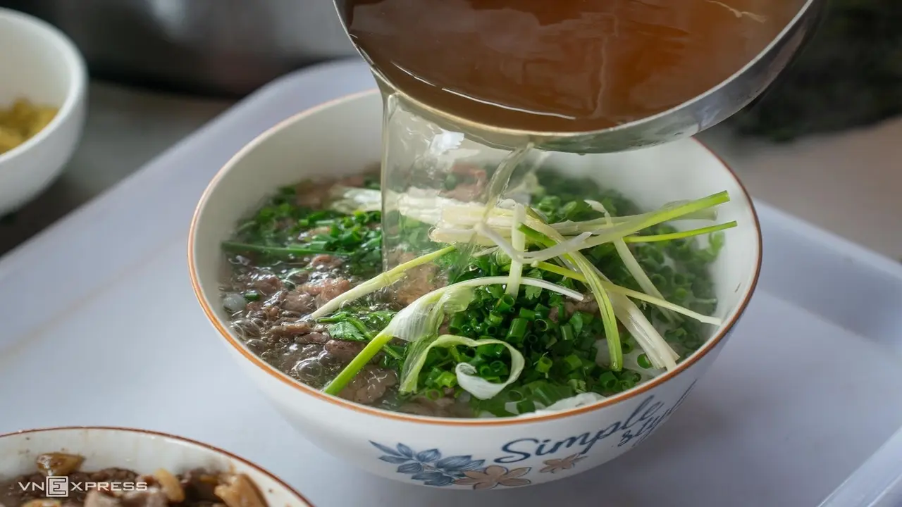Quán phở 30 năm giữ chân thực khách nhờ hương vị xưa
