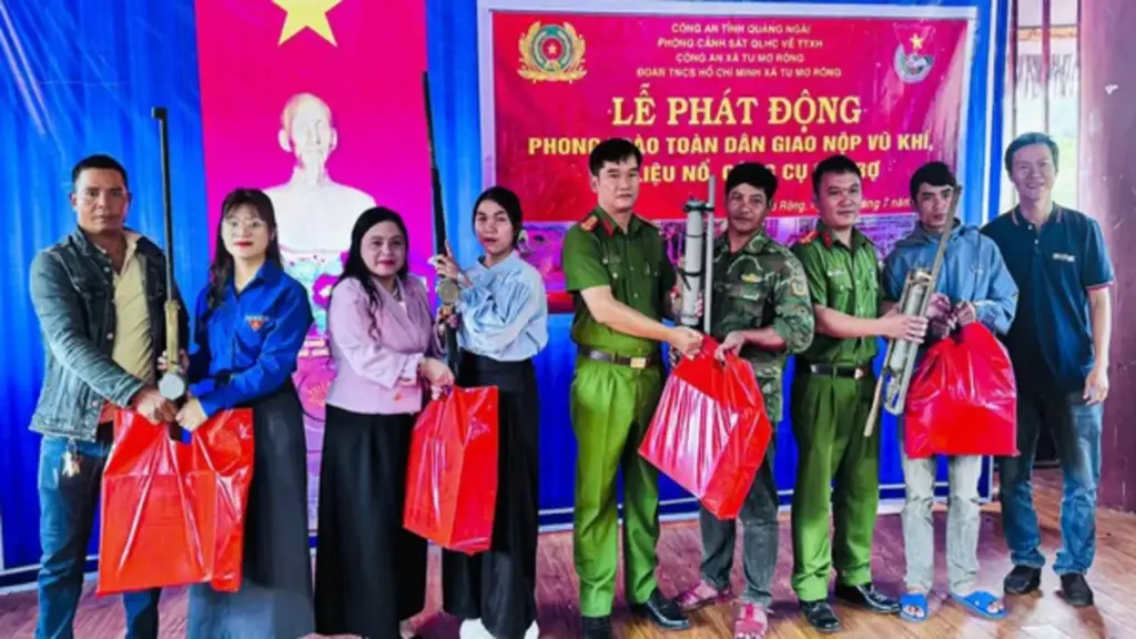 Quảng Ngãi: Đồng bào Xơ Đăng đổi súng tự chế lấy quà