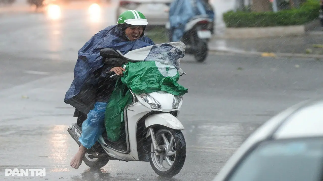 Quảng Ninh, Hải Phòng mưa lớn, Biển Đông có thể sắp đón bão