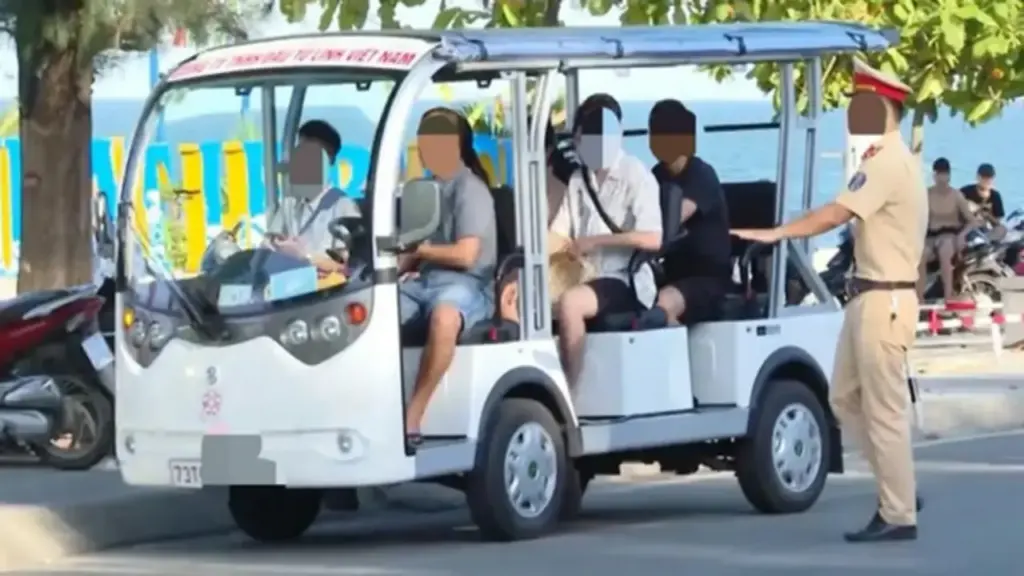 Quảng Trị gỡ vướng cho xe điện chở khách du lịch, được hoạt động vài tuyến đường