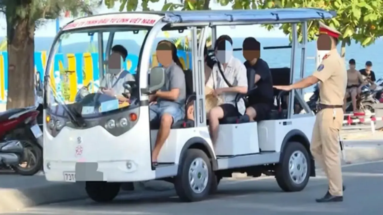 Quảng Trị gỡ vướng cho xe điện chở khách du lịch, được hoạt động vài tuyến đường