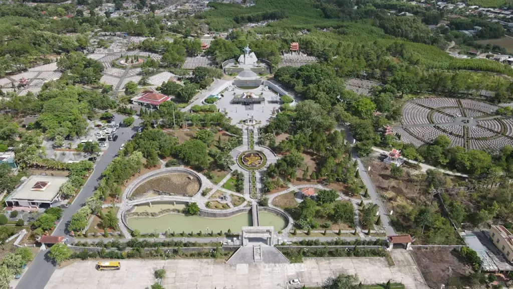 Quảng Trị khuyến khích cô dâu, chú rể đặt hoa ở nghĩa trang liệt sĩ