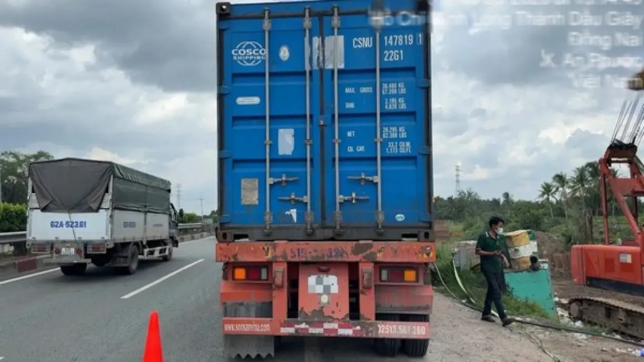 Quên một thao tác khi dừng xe trên cao tốc, tài xế container mất 13 triệu đồng