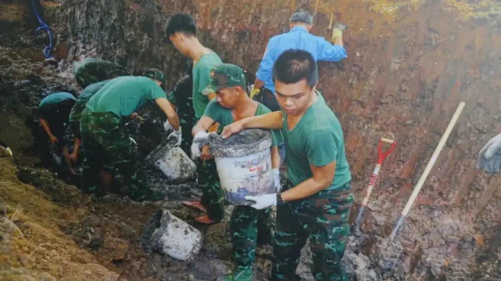 Rãnh chôn tập thể nơi phát hiện 7 hài cốt ở công viên Lê Thị Riêng