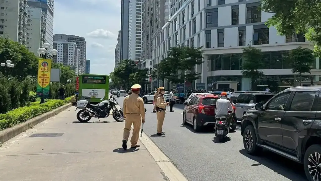 Rẽ vào làn xe buýt nhanh, người phụ nữ bị tông tử vong