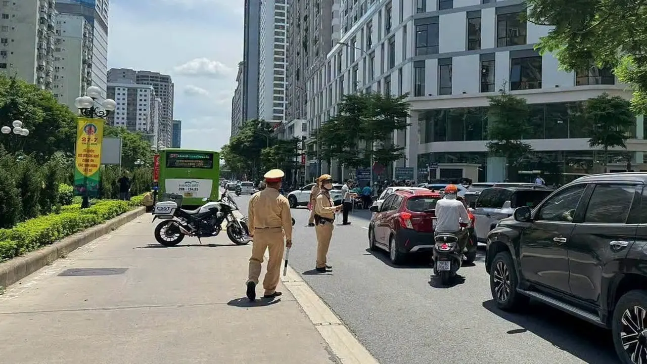 Rẽ vào làn xe buýt nhanh, người phụ nữ bị tông tử vong