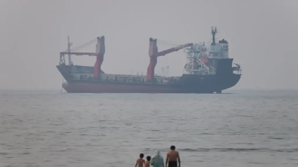 Rộ tin Iran phóng tên lửa vào 2 tàu thương mại ở eo biển Hormuz, gây hỏa hoạn