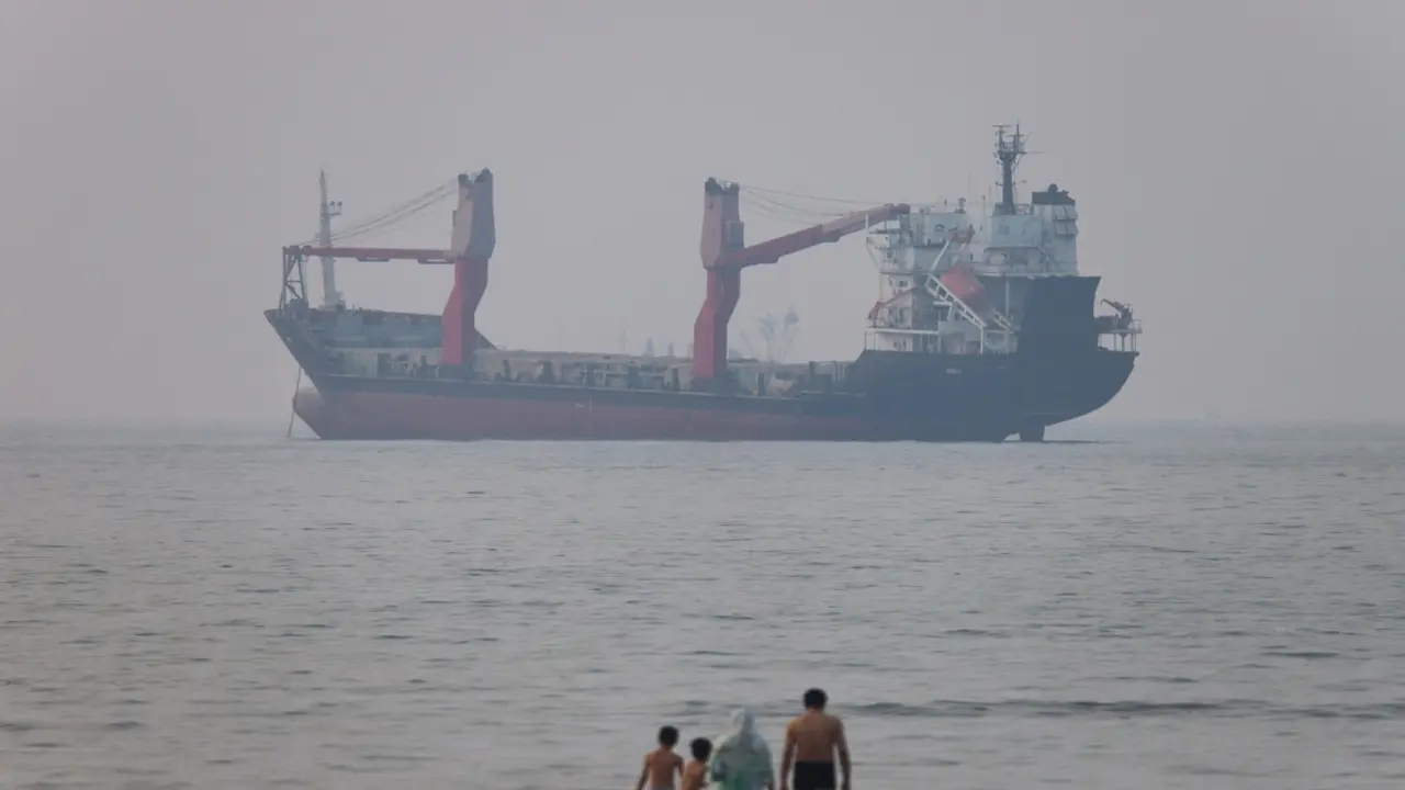 Rộ tin Iran phóng tên lửa vào 2 tàu thương mại ở eo biển Hormuz, gây hỏa hoạn