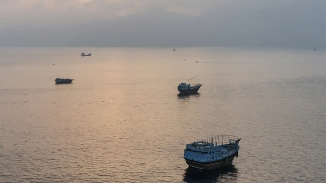 Rộ tin Iran tấn công tàu ở eo biển Hormuz, ông Trump dọa 'hoàn tất công việc'