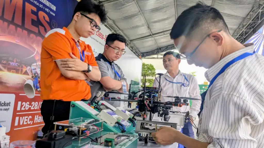 Robot, drone, thiết bị tự động hóa ở triển lãm quốc tế Gia Lai